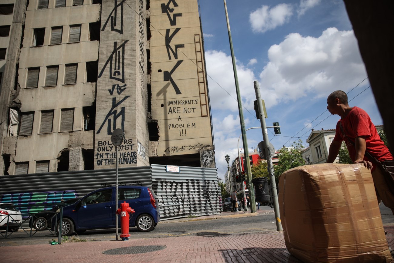 Γιατί η παραμονή ανθρώπων χωρίς ελληνική καταγωγή στη χώρα αποτελεί σημαντικό πρόβλημα;