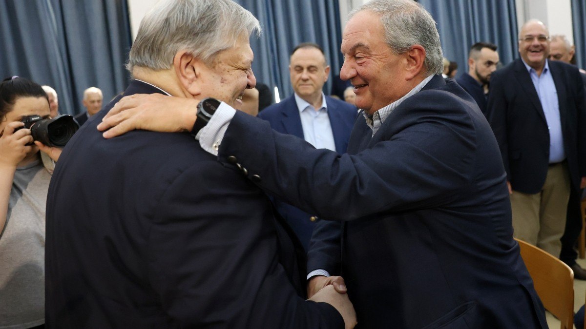 Καραμανλής και Βενιζέλος αναλύουν την κρίση της Δημοκρατίας: Η ανησυχία στο Μαξίμου εντείνεται