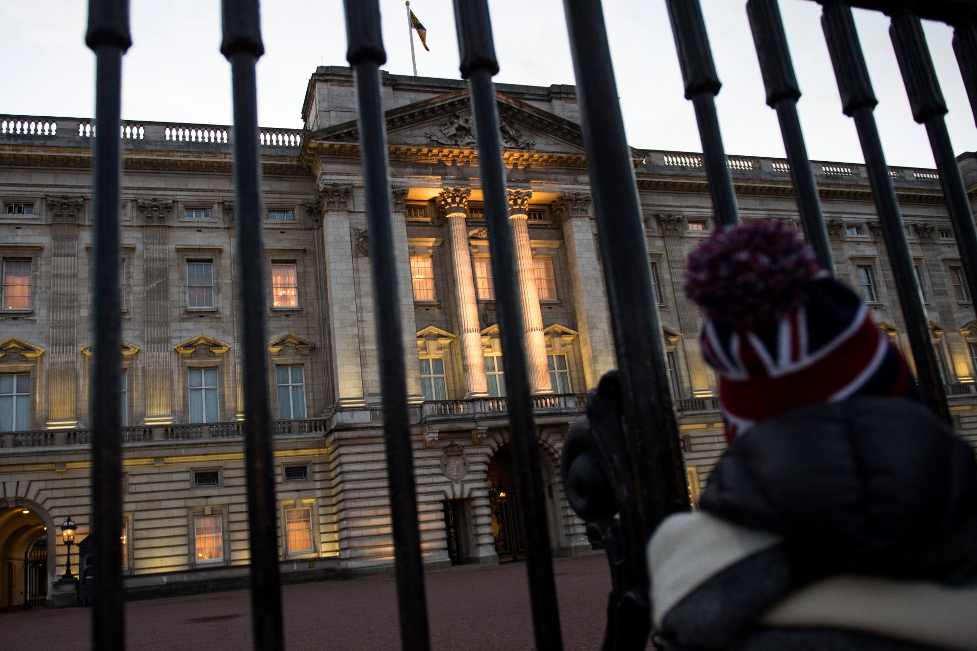 Η απογοήτευση των τουριστών από την ανύπαρκτη χριστουγεννιάτικη αγορά στο παλάτι του Μπάκιγχαμ