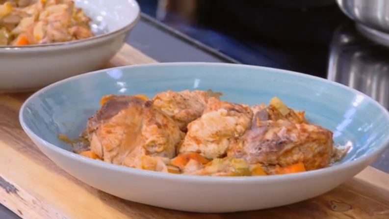 Κοτόπουλο με λάχανο, πράσο και ντομάτα: Μια χειμωνιάτικη συνταγή