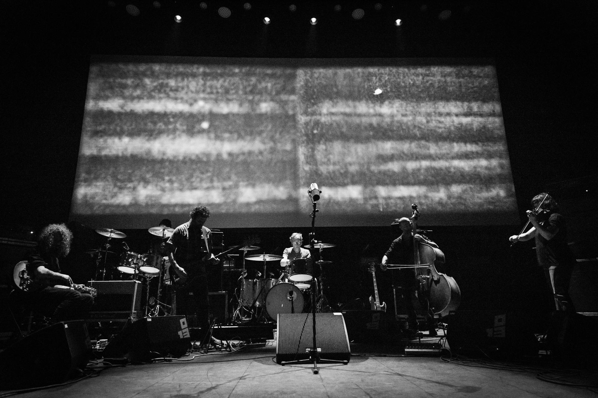 Οι Godspeed You! Black Emperor φέρνουν την ένταση και τη σιωπή στην Αθήνα