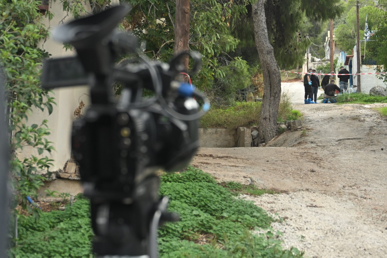 Ανατροπή στην υπόθεση δολοφονίας 75χρονης στη Σαλαμίνα: Ομολόγησε η σύντροφος του γιου της