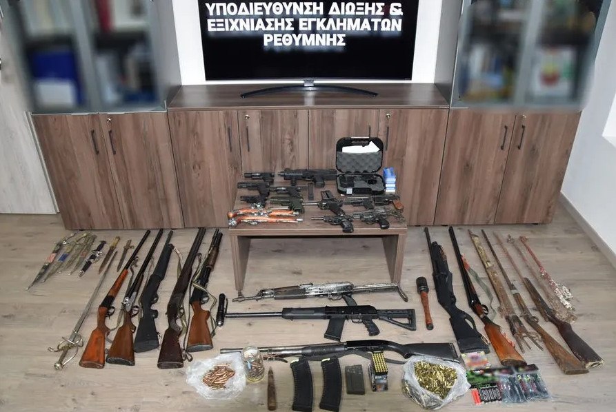Ρέθυμνο: Αστυνομική επιχείρηση για παράνομο οπλισμό – Συλλήψεις πέντε ατόμων