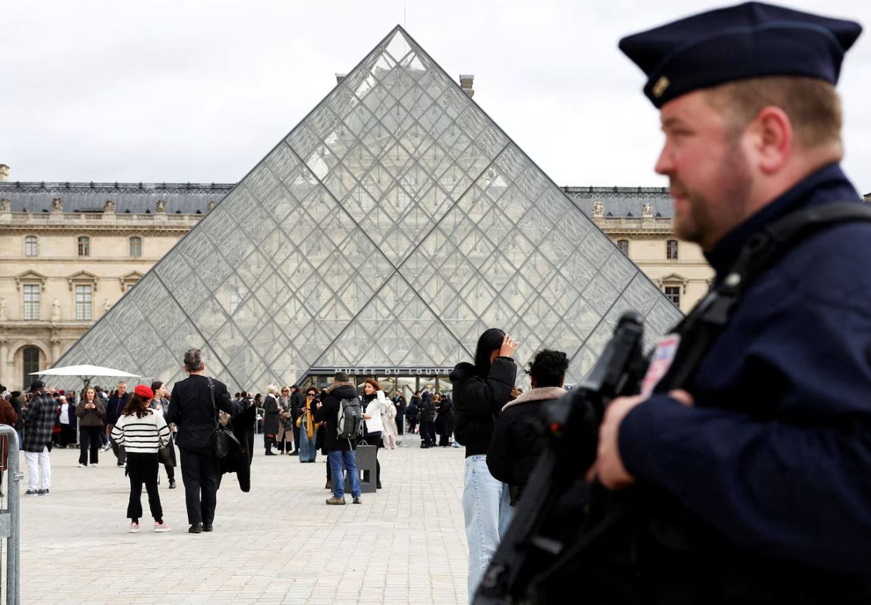 Το Λούβρο στο επίκεντρο: Συνελήφθη ο τέταρτος ύποπτος του κόλπου του αιώνα