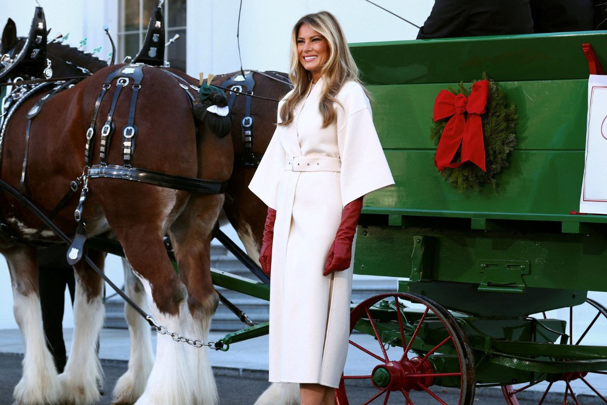 Μελάνια Τραμπ: Η σύντομη υποδοχή του Χριστουγεννιάτικου δέντρου και η διαρκής κριτική