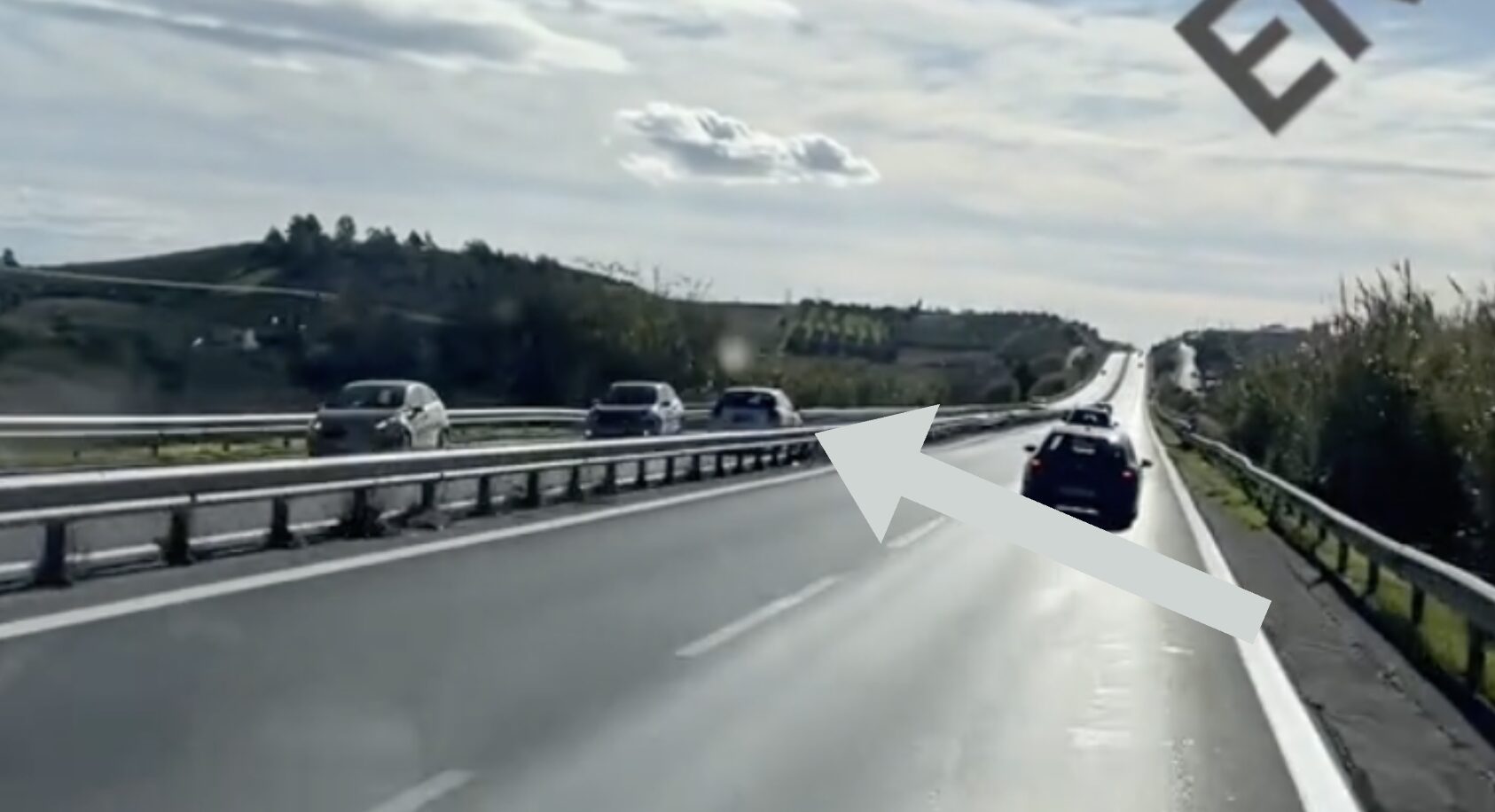 Επικίνδυνη οδηγική συμπεριφορά στη Μουδανιών: Ηλικιωμένος οδηγός κινείται ανάποδα