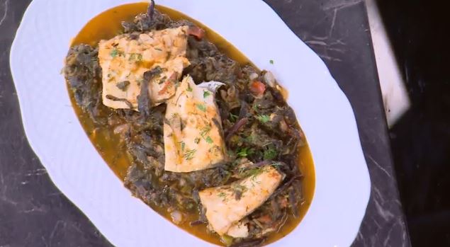 Δοκιμάστε την εξαιρετική συνταγή για τσιγαριστά χόρτα με λαβράκι