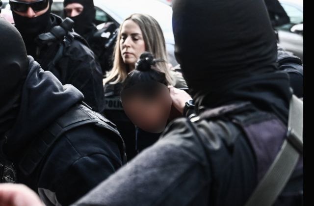 Σαλαμίνα: Στη δικαιοσύνη η 46χρονη κατηγορούμενη για τη δολοφονία της πεθεράς της