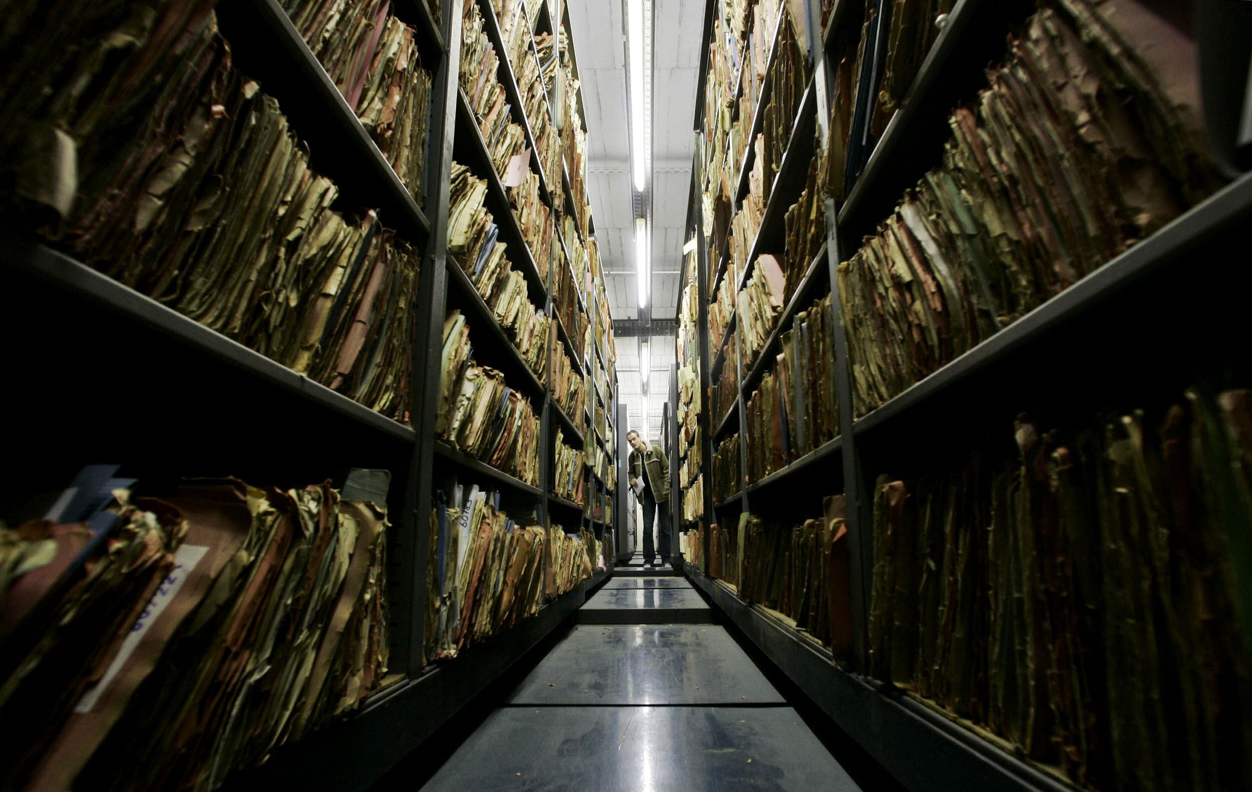 Χρόνια μετά τη διάλυση της Στάζι, η αποκατάσταση των κατεστραμμένων αρχείων συνεχίζεται