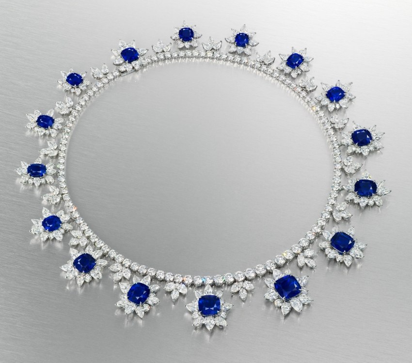 Το σπάνιο κολιέ Royal Blue πωλήθηκε για 13,9 εκατομμύρια ευρώ από τον οίκο Christie’s