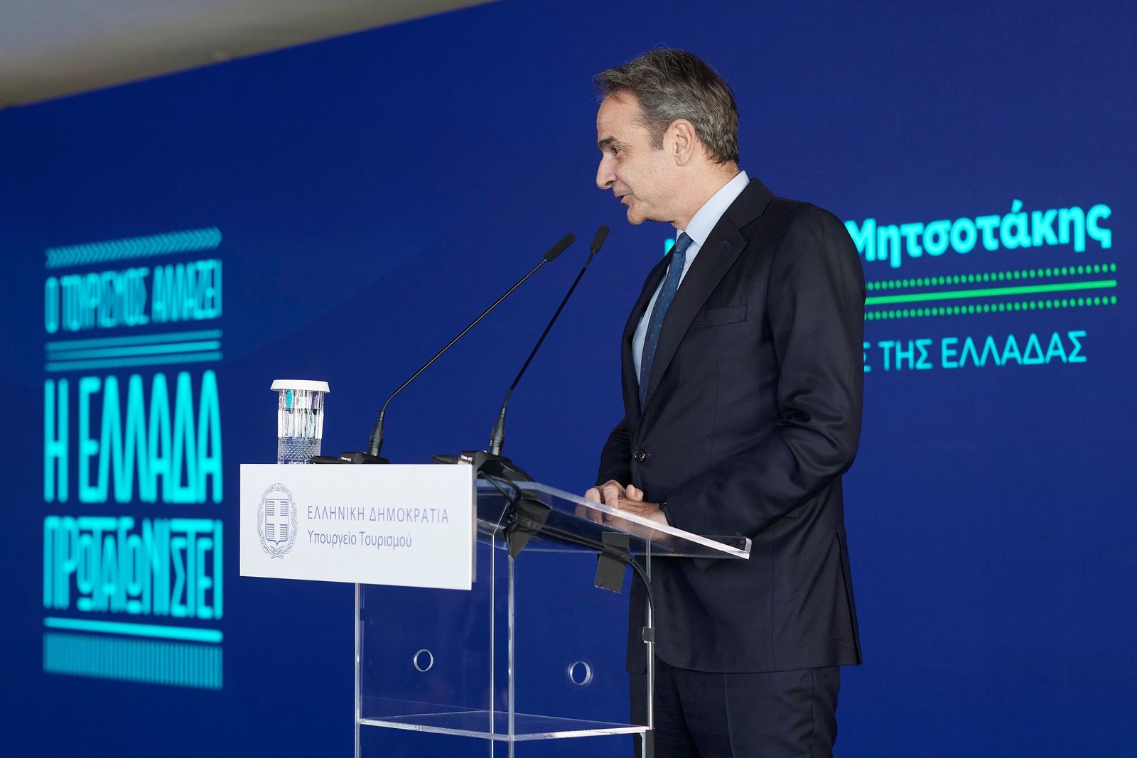 Η κυβέρνηση προσπαθεί να εμφανιστεί φιλεργατική, ενώ οι παρεμβάσεις της είναι περιορισμένες και καθυστερημένες