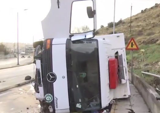 Τροχαίο δυστύχημα στο Κερατσίνι: Ανατροπή φορτηγού στη Λεωφόρο Σχιστού, μία γυναίκα νεκρή
