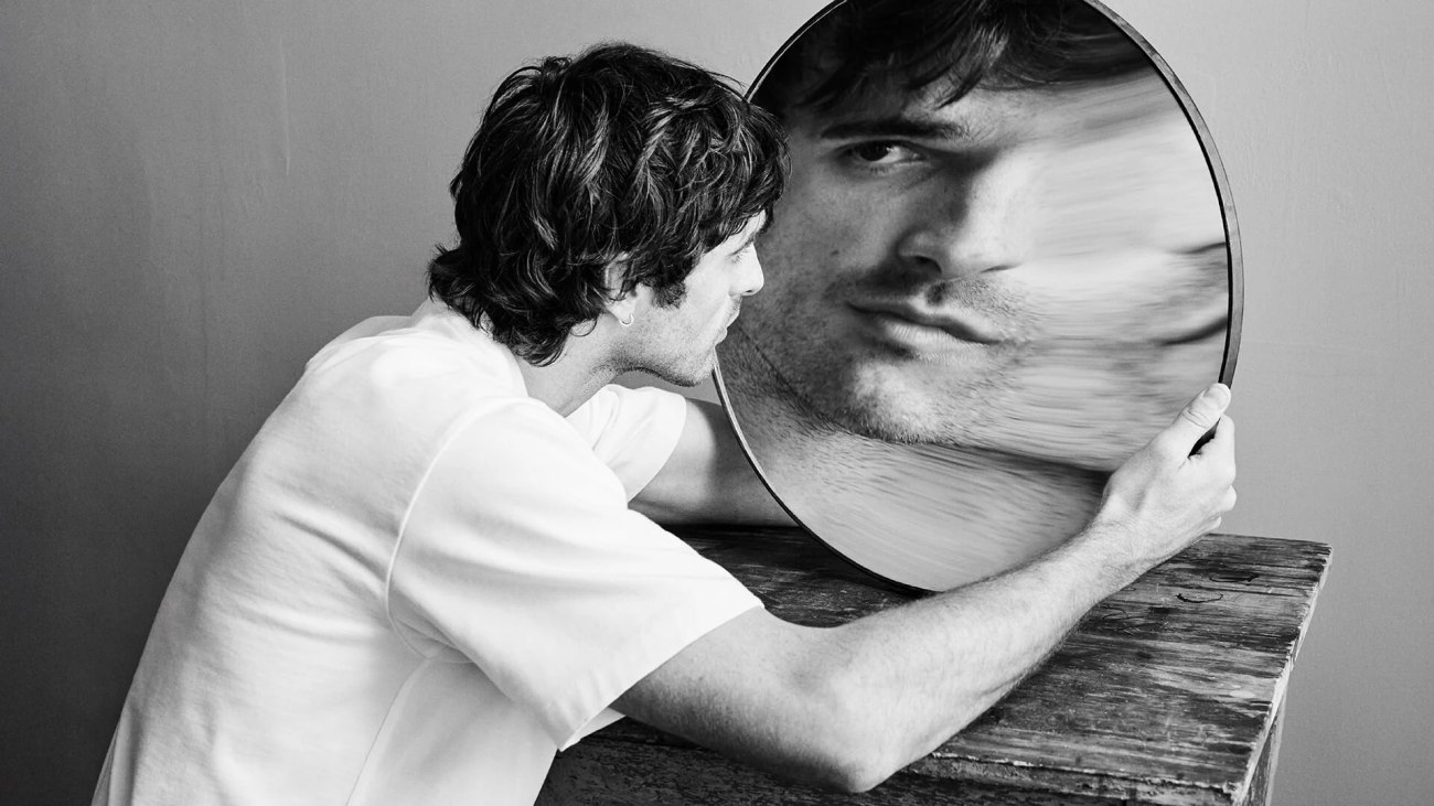 Ο Ντουέιν Μίκαλς συνεργάζεται με τον Τζέικομπ Ελόρντι για μια μαγευτική καμπάνια μόδας