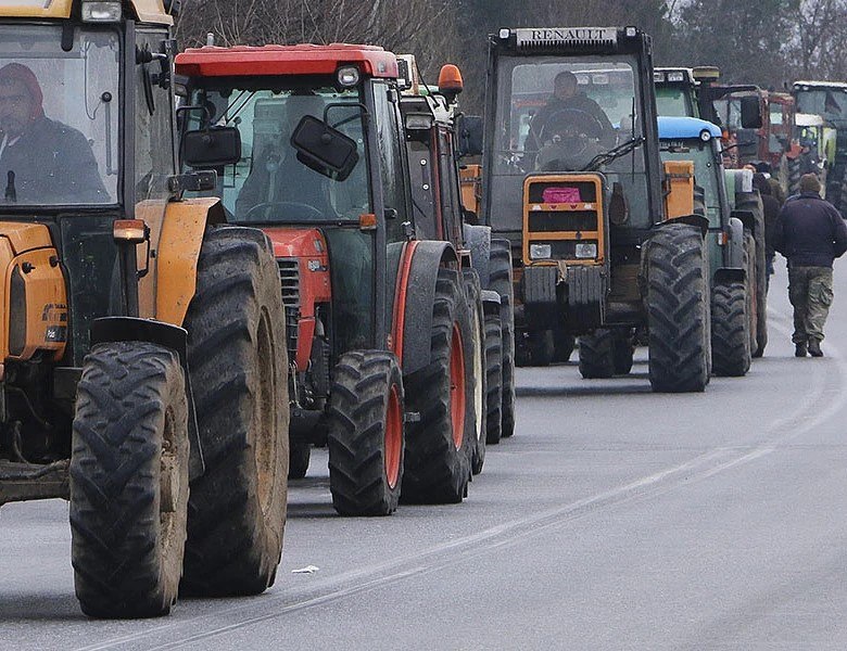 Στους δρόμους βγαίνουν την Κυριακή τα τρακτέρ: πού θα στηθούν τα πρώτα μπλόκα αγροτών και κτηνοτρόφων