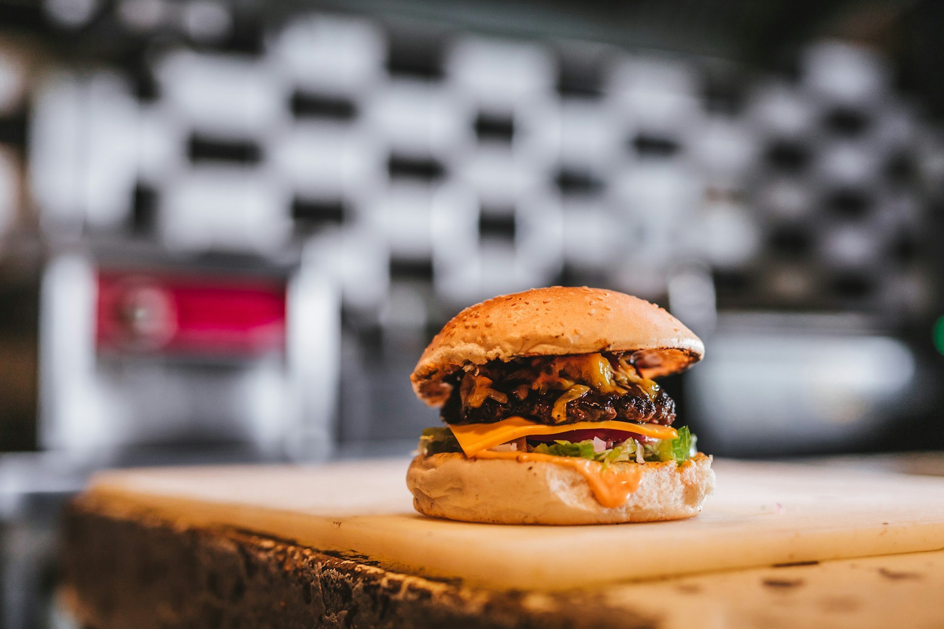 Εύκολη συνταγή για μπέργκερ με μοσχαρίσιο μπιφτέκι, μπέικον και καραμελωμένα κρεμμύδια