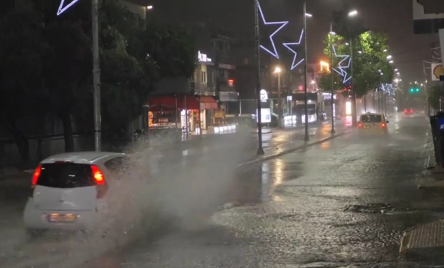 Κακοκαιρία Adel πλήττει την Αττική: Δρόμοι μετατρέπονται σε ποτάμια και δέντρα ξεριζώνονται