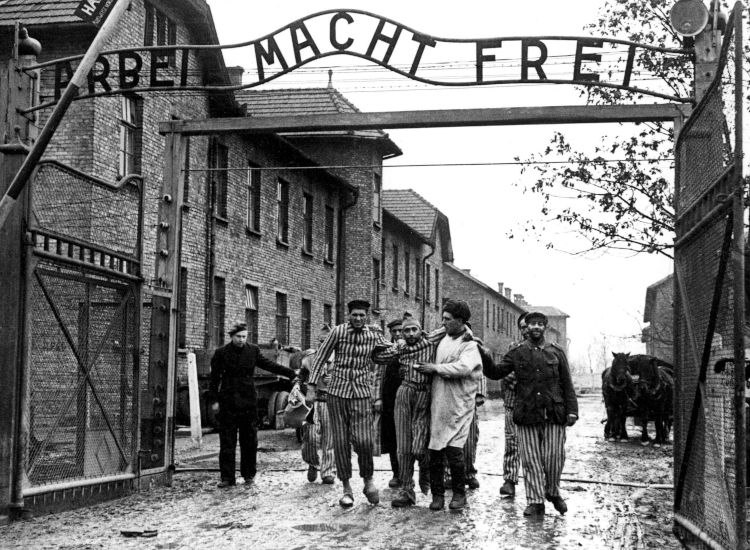 Εύα Κορ: Η συγκλονιστική ιστορία της γυναίκας που επέζησε από τον Μένγκελε και βρήκε τη δύναμη να συγχωρέσει