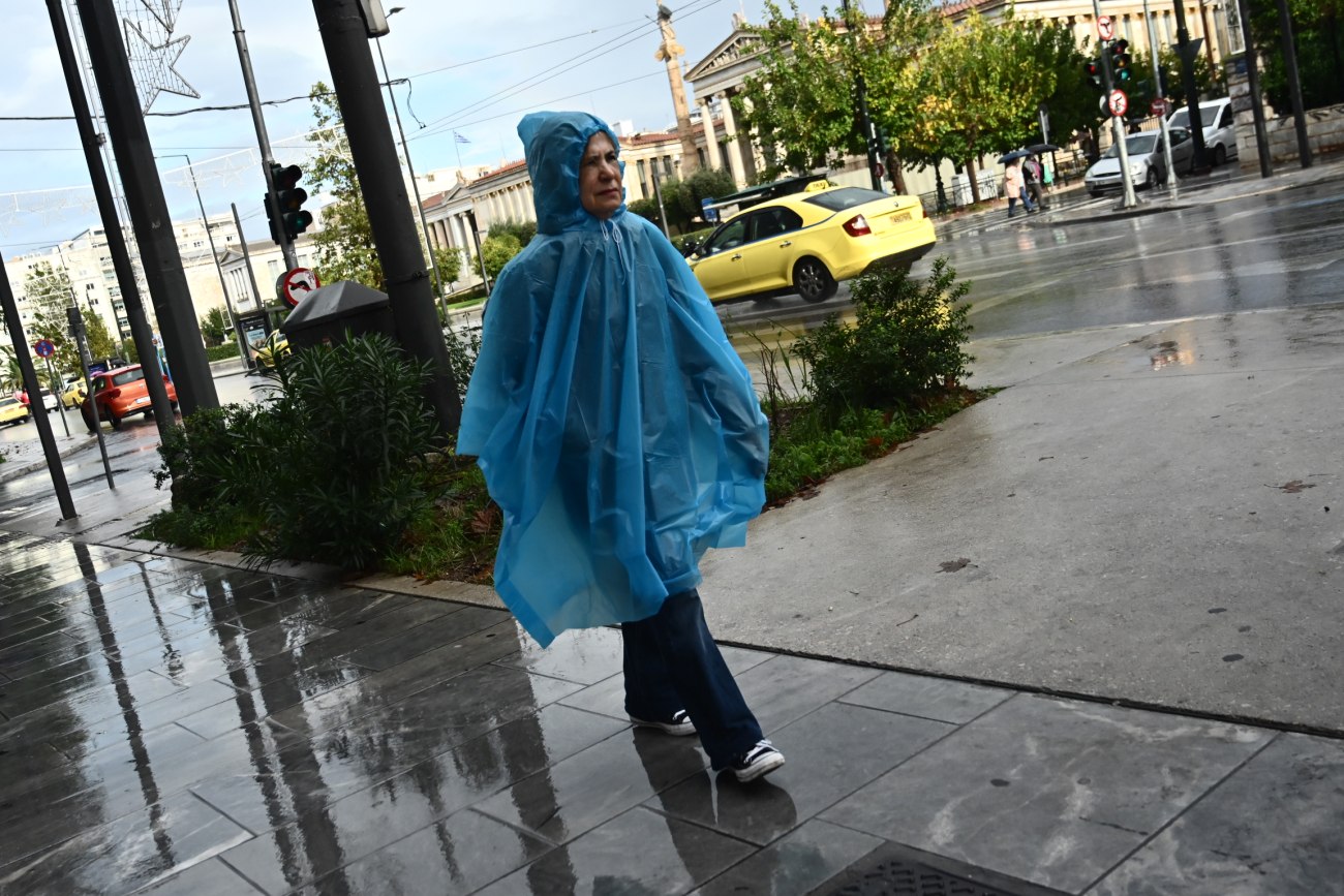 ΣΥΡΙΖΑ: Οι δρόμοι κλείνουν ξανά λόγω βροχής 40 χιλιοστών – Η κυβέρνηση προτάσσει τα ιδιωτικά συμφέροντα