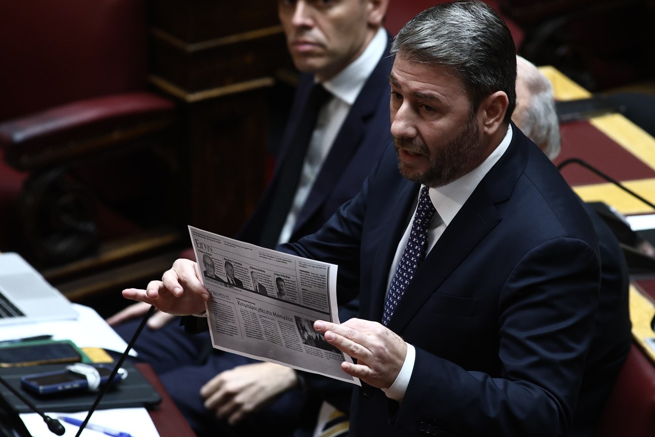 ΟΠΕΚΕΠΕ: Απειλές προς τον Ανδρουλάκη από συγγενή του Φραπέ λόγω φωτογραφίας με την οικογένεια Μητσοτάκη