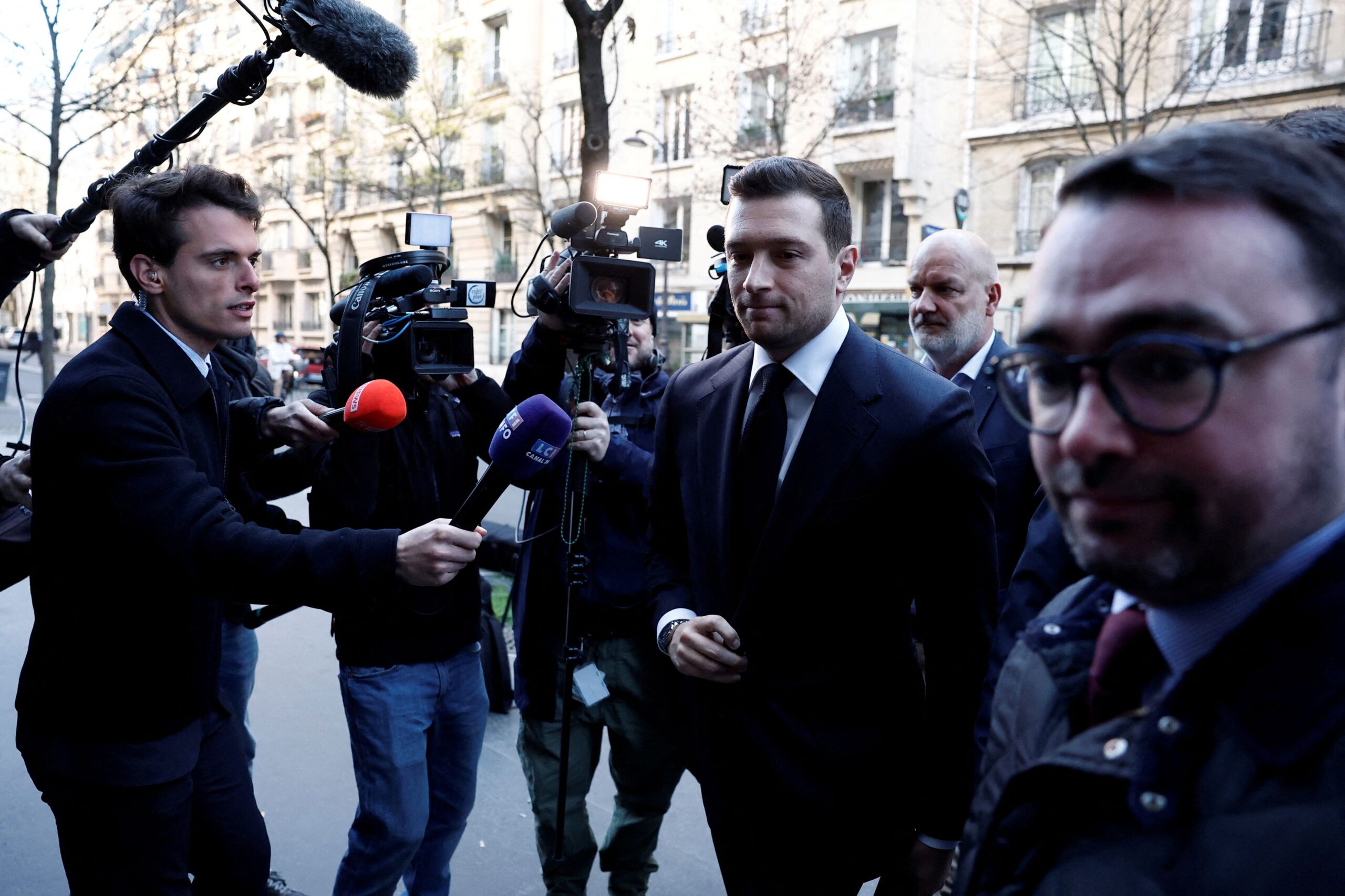 Γαλλία: Στην κορυφή η ακροδεξιά με τον Μπαρντελά για τις προεδρικές εκλογές του 2027, σύμφωνα με δημοσκόπηση