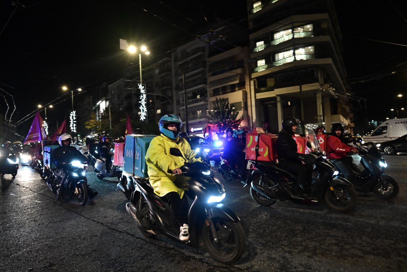 Δυναμική κινητοποίηση διανομέων στην Αθήνα: Στάσεις εργασίας και μοτοπορεία έως τις 23:00