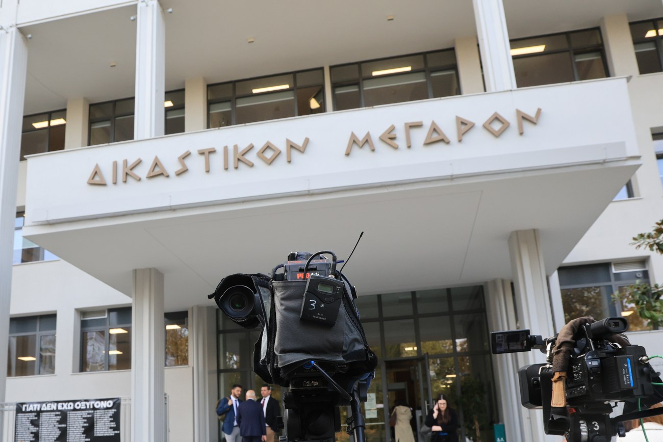 Οργή συγγενών θυμάτων Τεμπών για τις καθυστερήσεις στη δίκη των βίντεο