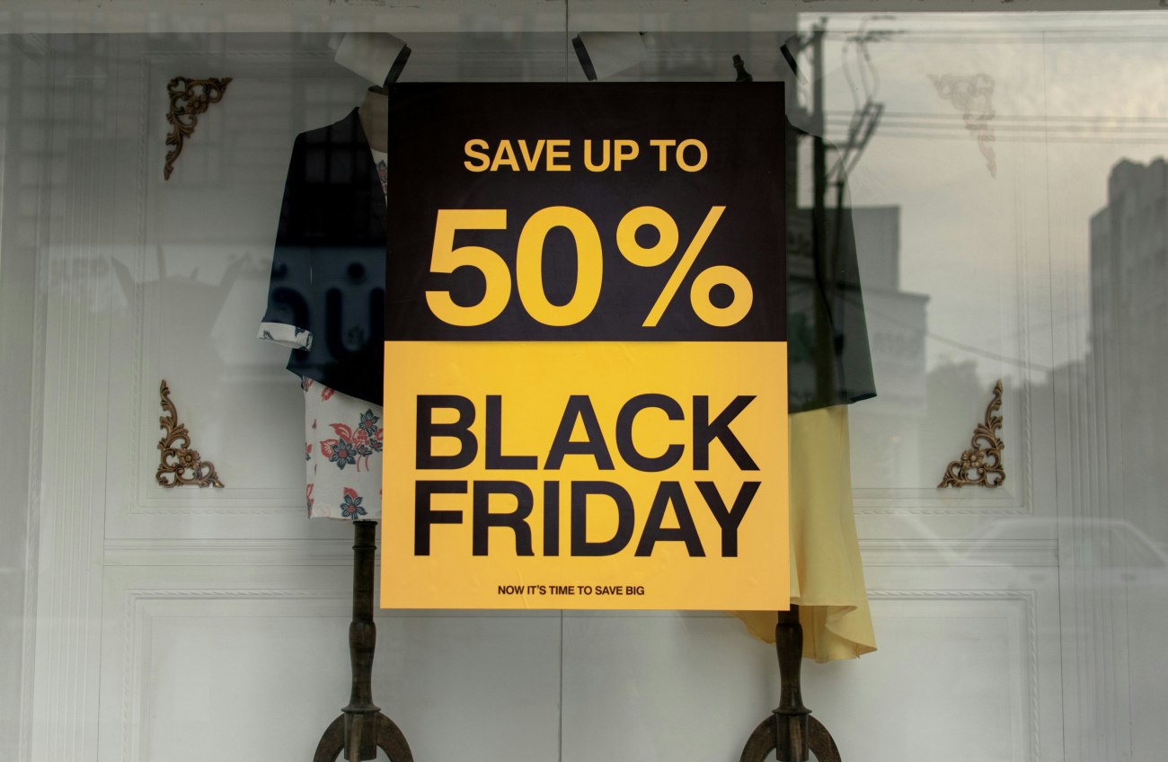 Η Black Friday ξανακεντρίζει το ενδιαφέρον παρά τη βροχή και τις ανησυχίες