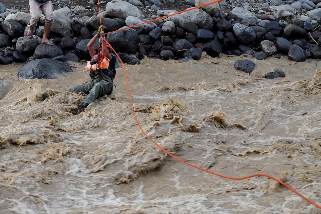 Φονικές πλημμύρες στη Νοτιοανατολική Ασία: Τουλάχιστον 350 θάνατοι