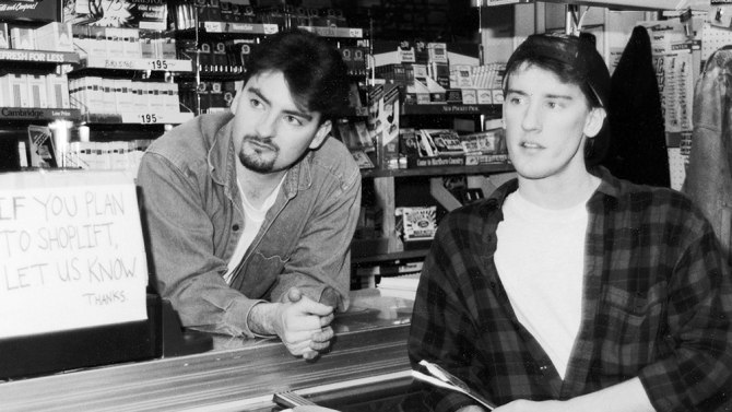 Clerks: Η κωμωδία που καθόρισε τη δεκαετία του ’90 και η αληθινή ιστορία πίσω από το παντοπωλείο/βιντεοκλάμπ της γειτονιάς