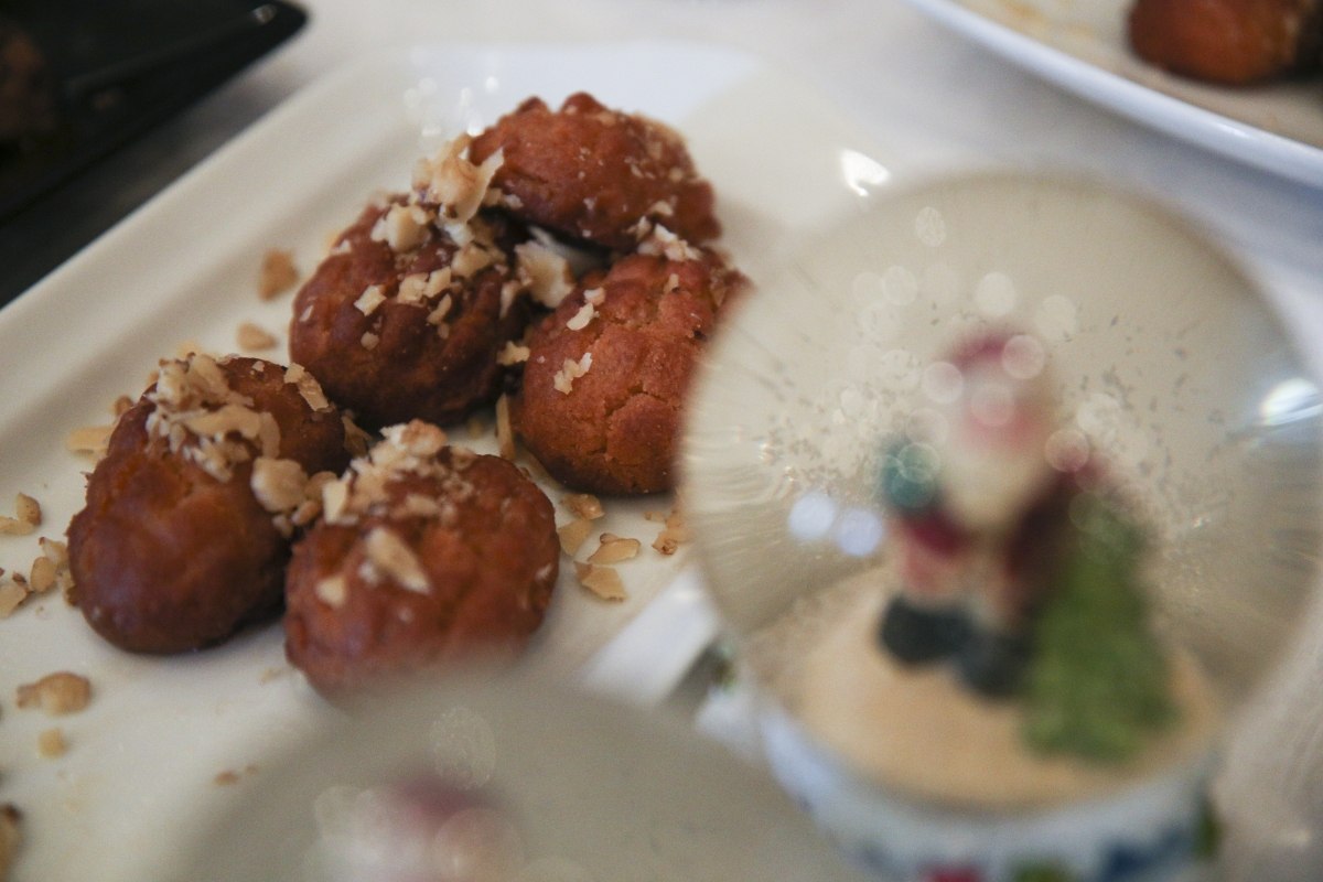 Χριστουγεννιάτικες γλυκές τιμές: 18 ευρώ το κιλό για κουραμπιέδες και μελομακάρονα