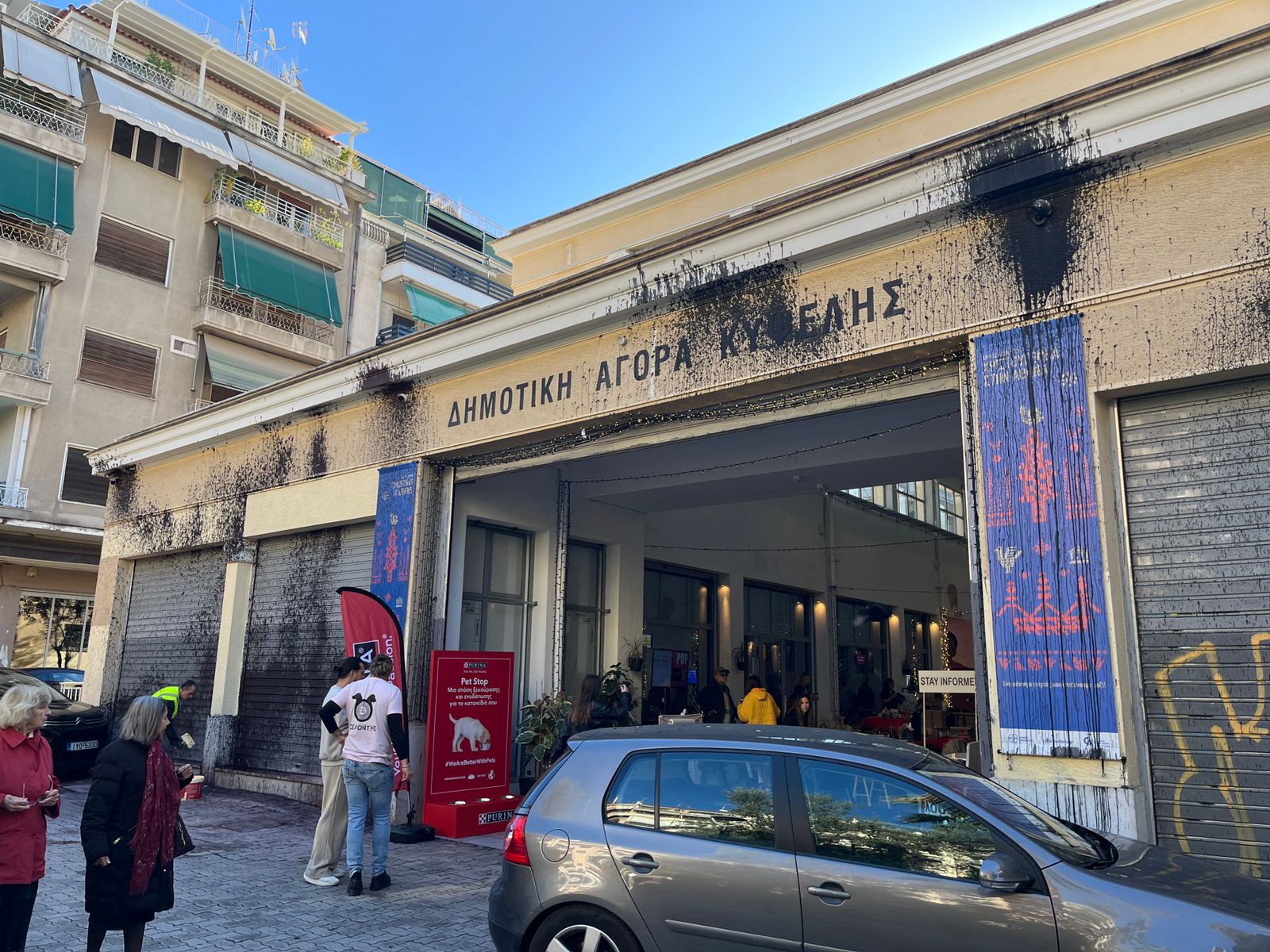 Επίθεση με μπογιές στη Δημοτική Αγορά Κυψέλης