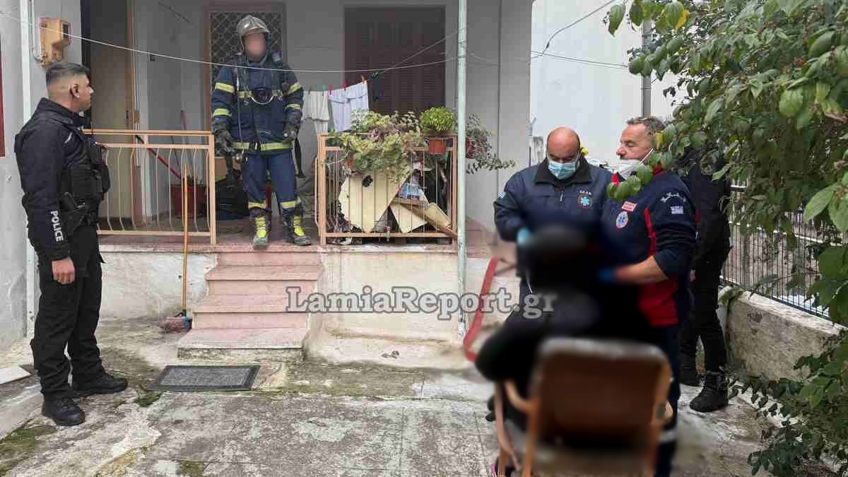 Δραματική διάσωση ηλικιωμένης στη Λαμία από φωτιά σε μονοκατοικία