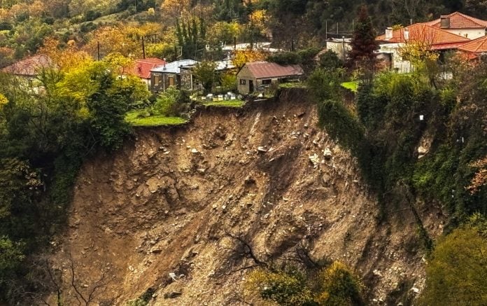 Κακοκαιρία: Κατεδαφίζεται κατοικία στα Τζουμέρκα λόγω κατολισθήσεων, ακατάλληλα για χρήση άλλα τρία κτήρια