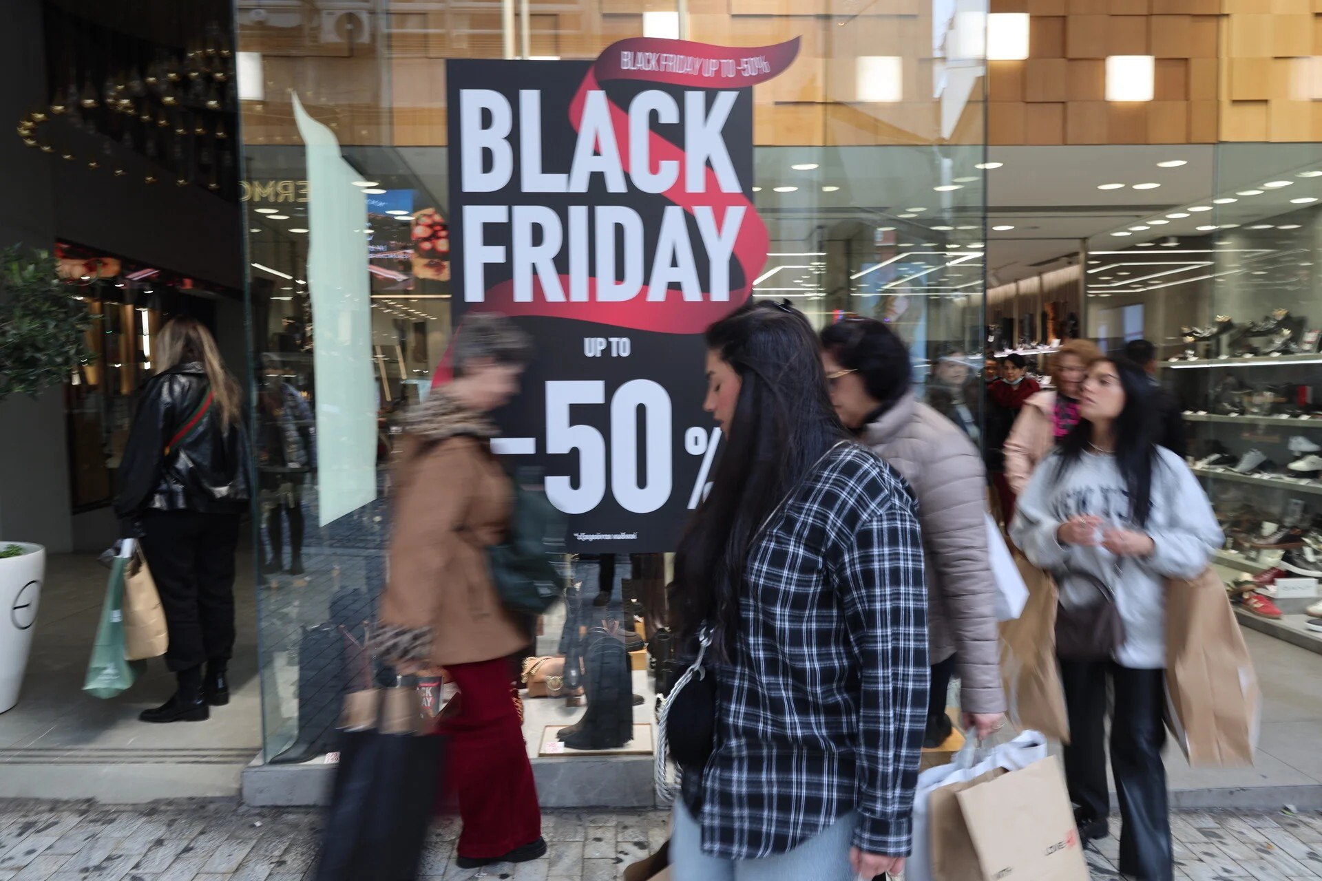 Black Friday: Χαμηλότερες εκπτώσεις από το εξωτερικό και online προτιμήσεις των νέων