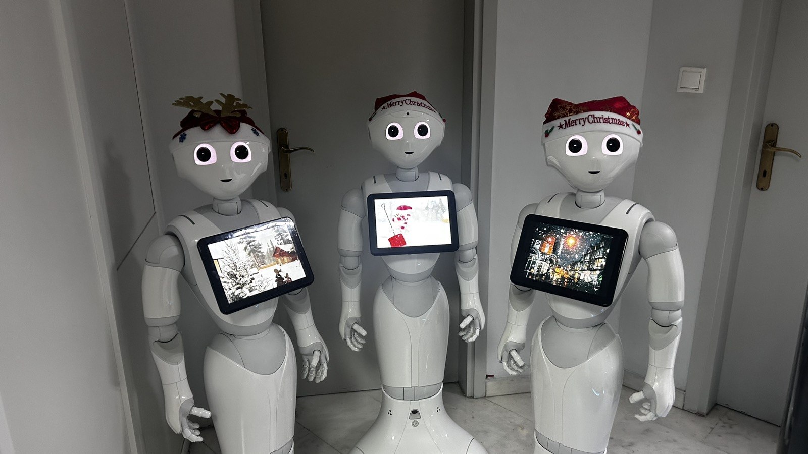 Χριστουγεννιάτικα ρομπότ στη Θεσσαλονίκη προετοιμάζονται να πουν τα κάλαντα