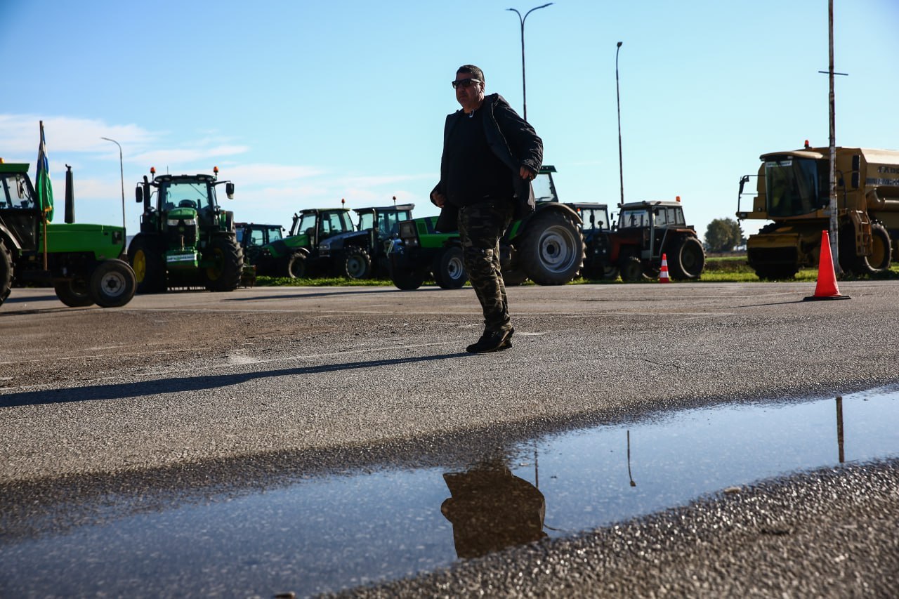 Ένταση στον Πλατύκαμπο: Χρήση χημικών κατά αγροτών και αποκλεισμός της Εθνικής οδού