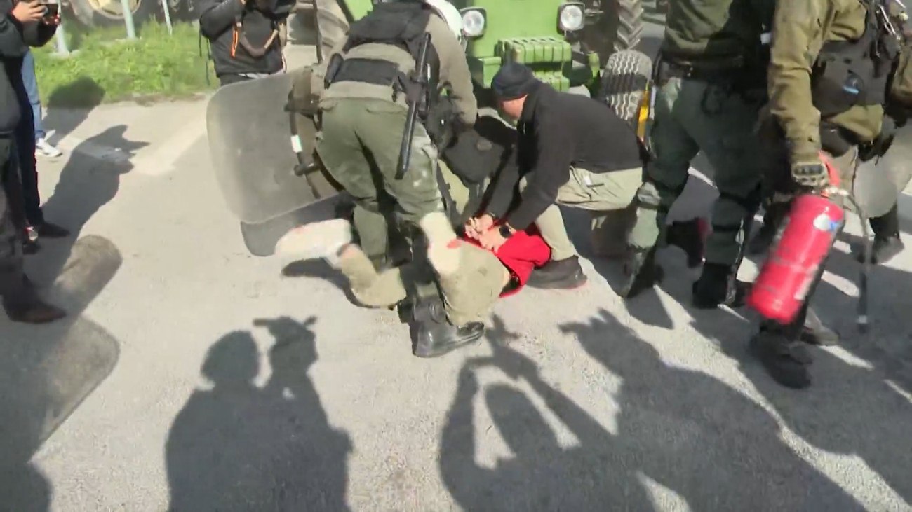 Πλατύκαμπος: Σκηνές ωμής αστυνομικής βίας κατά αγρότη που διαμαρτύρεται