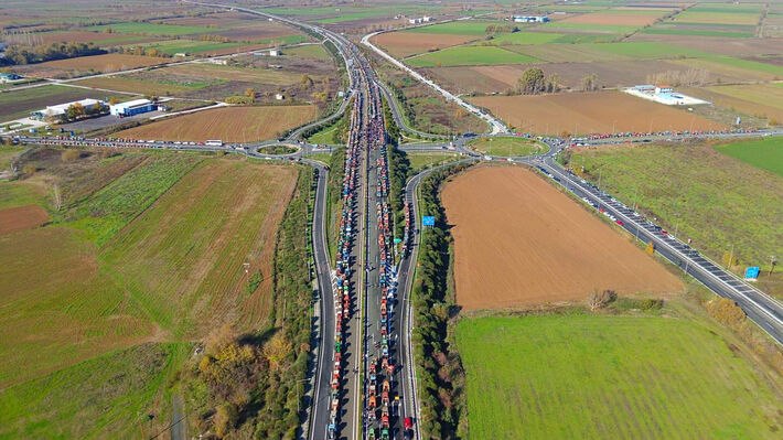 Καρδίτσα: Ουρές χιλιομέτρων από τρακτέρ των αγροτών στον Ε-65