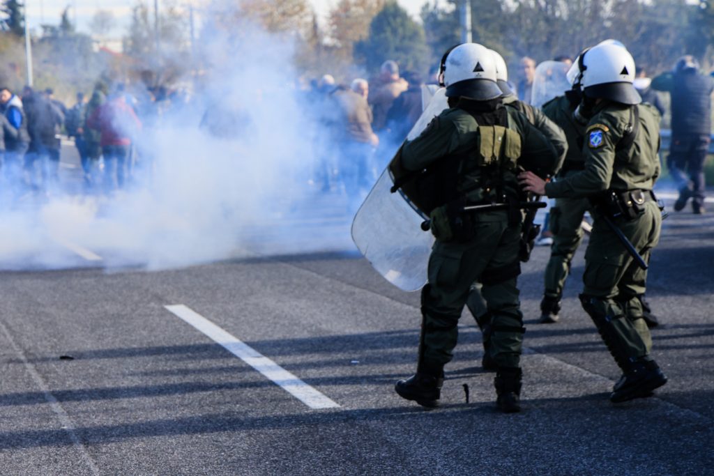 Θεσσαλία: Επίθεση αστυνομικών σε αγρότη – Τι αποκαλύπτει η σύζυγός του