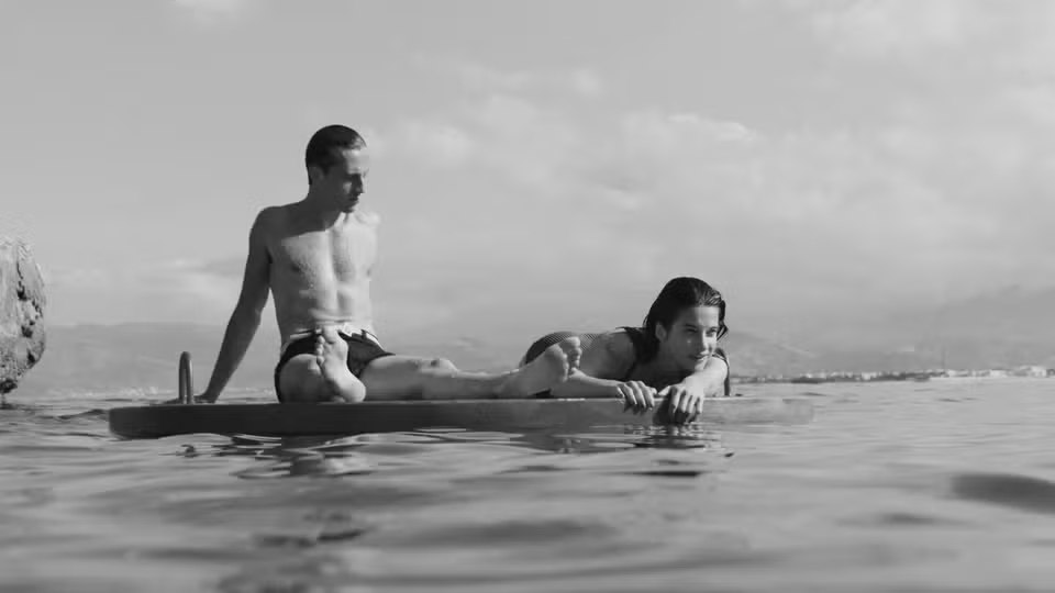 Ένας οικείος ξένος του Αλμπέρ Καμύ: Μια νέα κινηματογραφική διασκευή αναζωπυρώνει παλιές αποικιακές πληγές