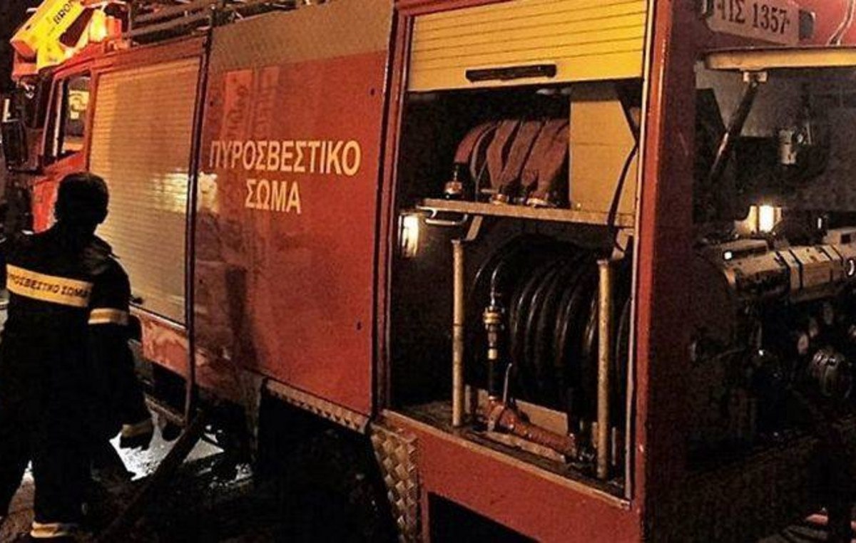 Φωτιά σε αυτοκίνητο στην Πατησίων: Δυσκολίες στην κυκλοφορία