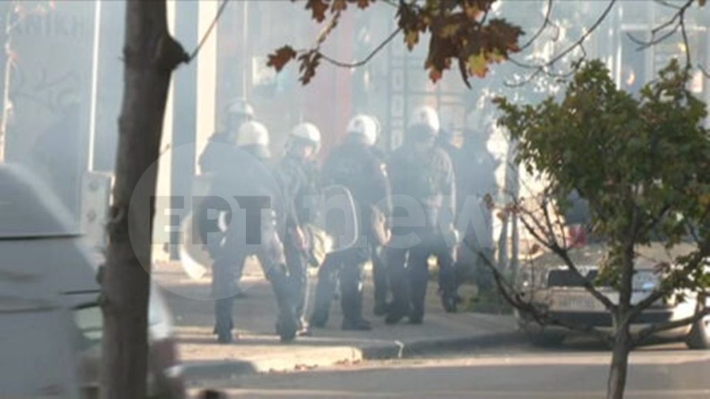 Θεσσαλονίκη: Επεισόδια μεταξύ οπαδών έξω από τα δικαστήρια στη δίκη για τη δολοφονία του Άλκη Καμπανού – Δείτε βίντεο