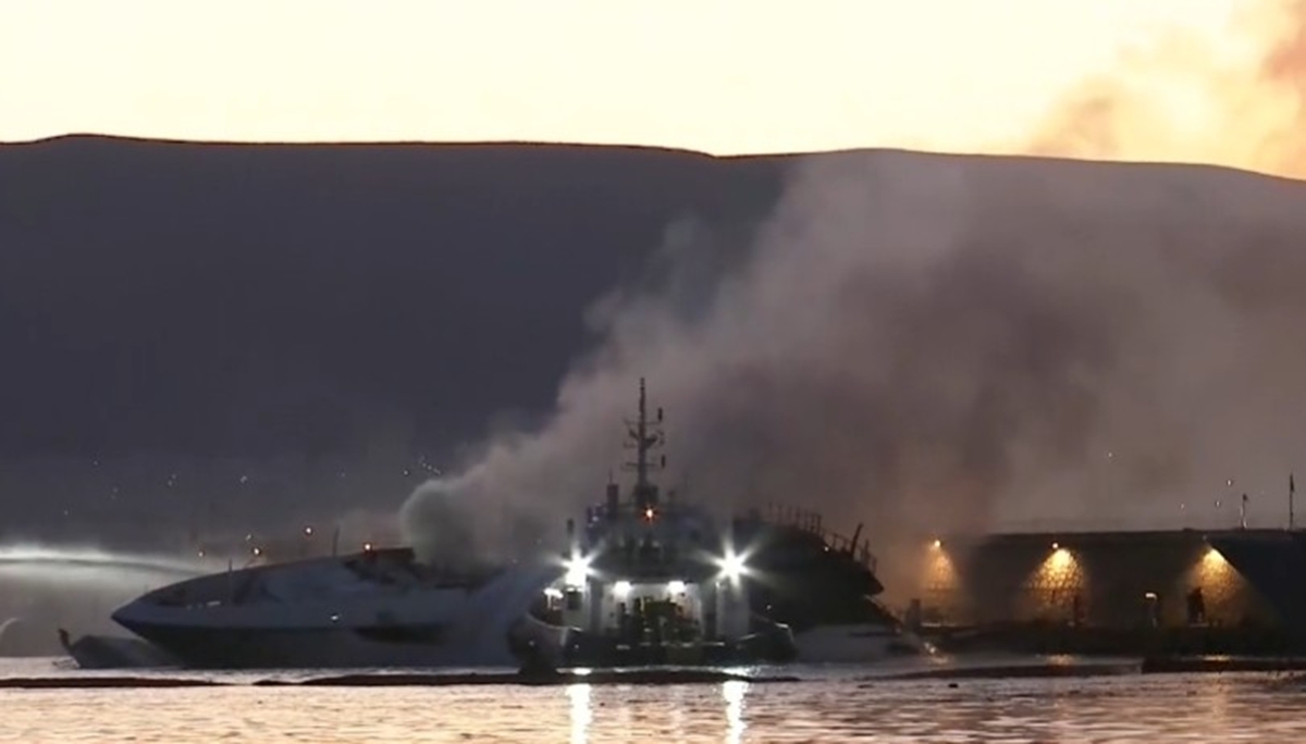 Πειραιάς: Τέσσερα σκάφη τυλίχθηκαν στις φλόγες στη Μαρίνα Ζέας – Τρία βυθίστηκαν (ΒΙΝΤΕΟ)