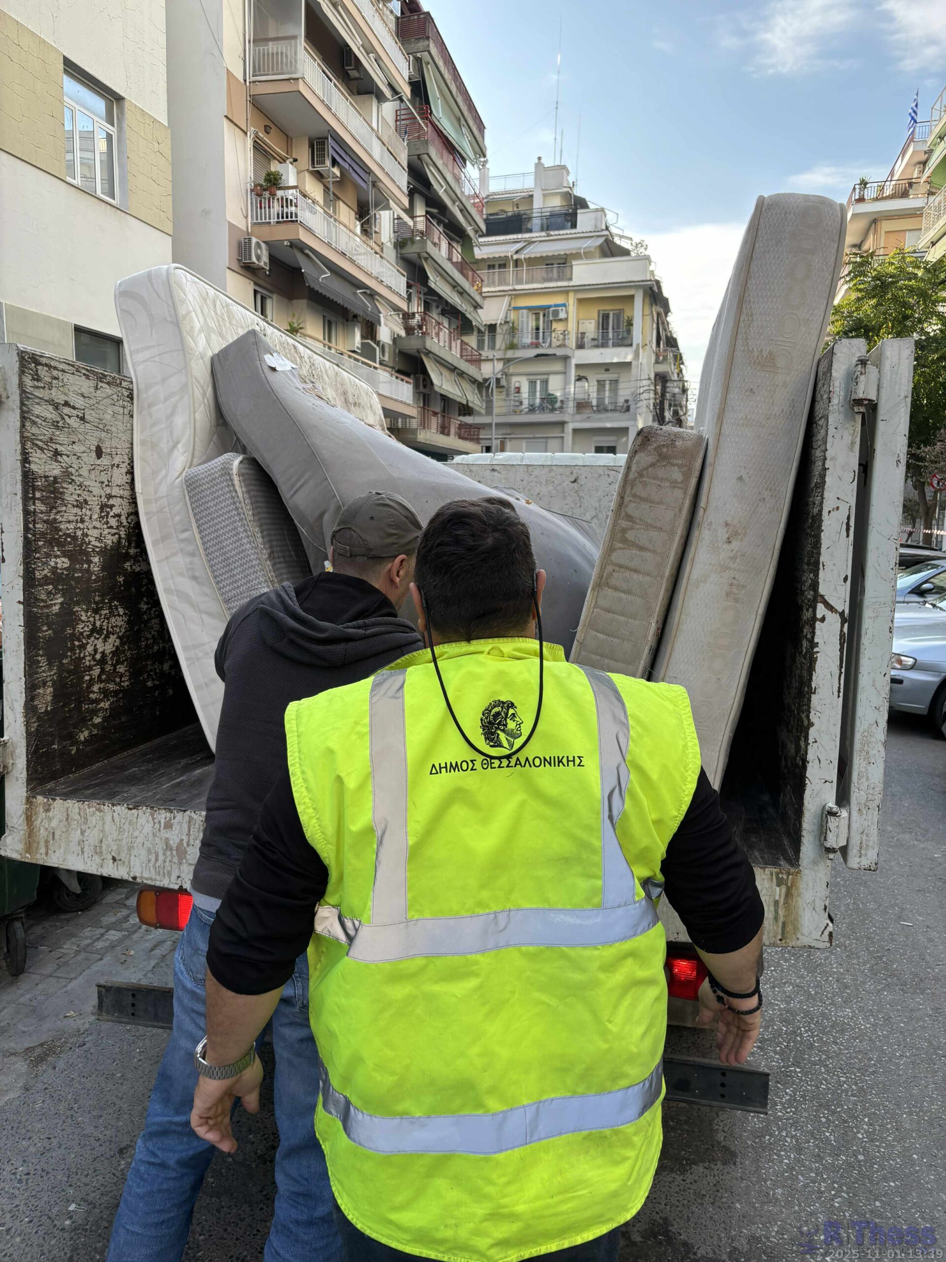 Θεσσαλονίκη: Πέντε φορτηγά «γέμισαν» σε 90 λεπτά με στρώματα, πόρτες και τηλεοράσεις