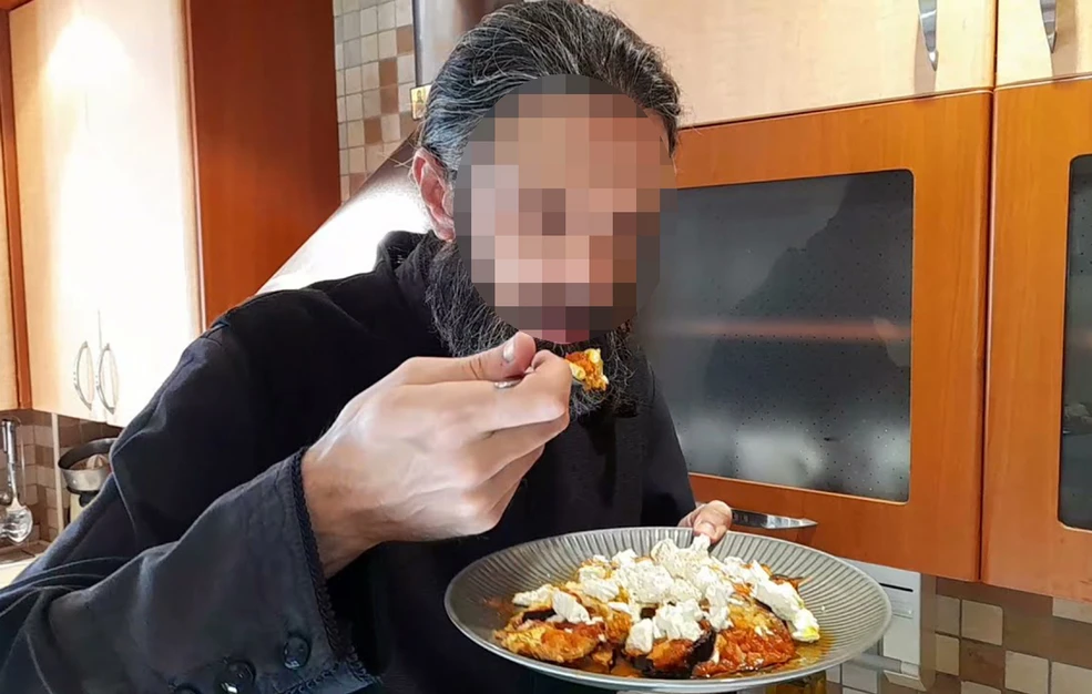 «Κλέβουμε τα λεφτά του κόσμου»: Οι κωδικοί, οι διάλογοι και η διπλή δράση του κυκλώματος των “ρασοφόρων”