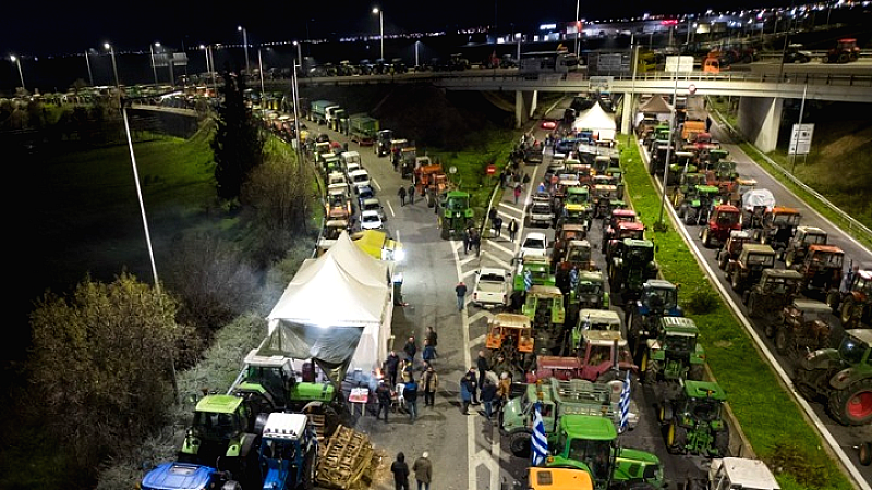 Οι αγρότες παραμένουν στο μπλόκο της Νίκαιας, διεκδικώντας τα δικαιώματά τους