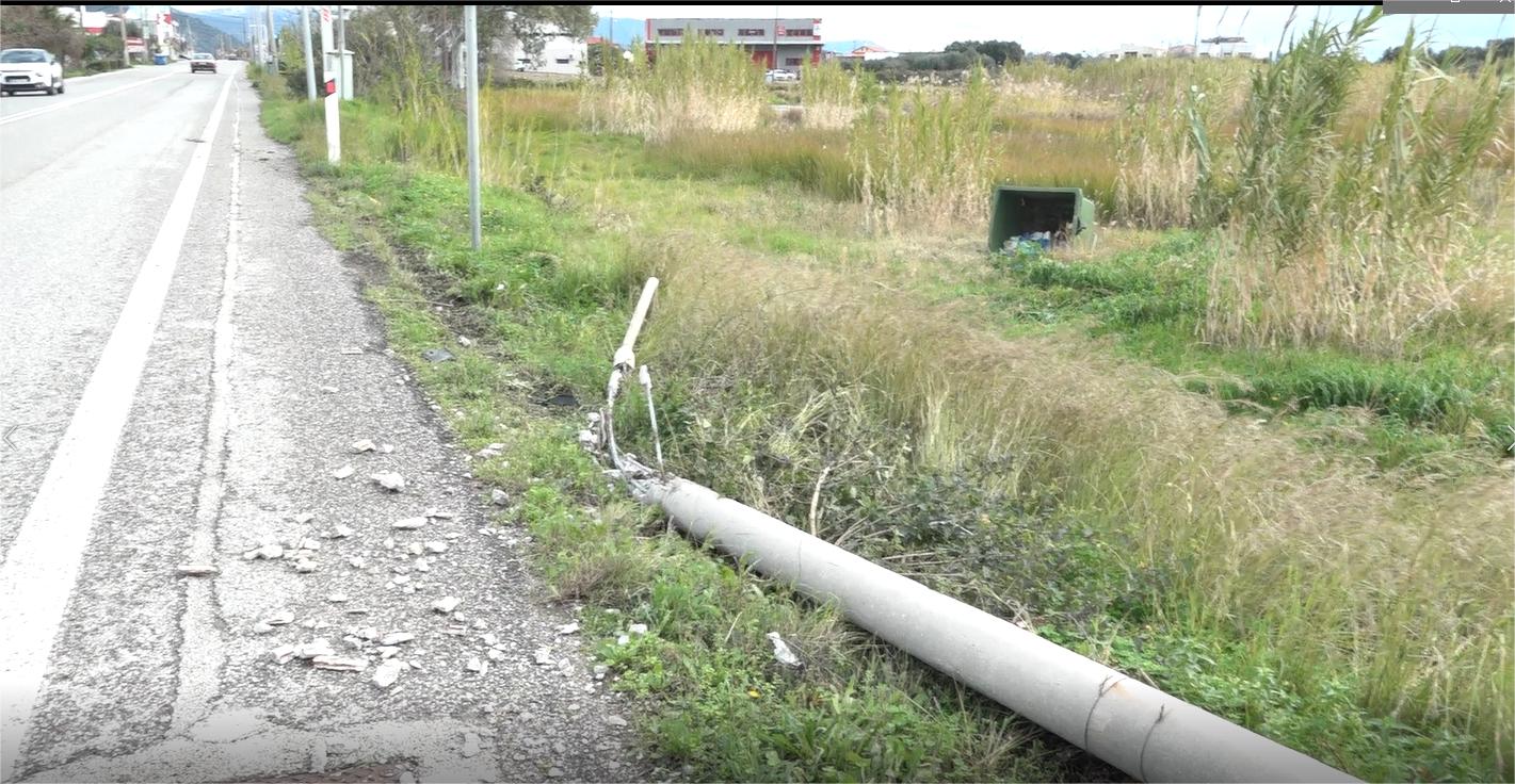 Θεσσαλονίκη: Εκτροπή ΙΧ σε κεντρικό δρόμο – Αυτοκίνητο «ξήλωσε» κολώνα φωτισμού