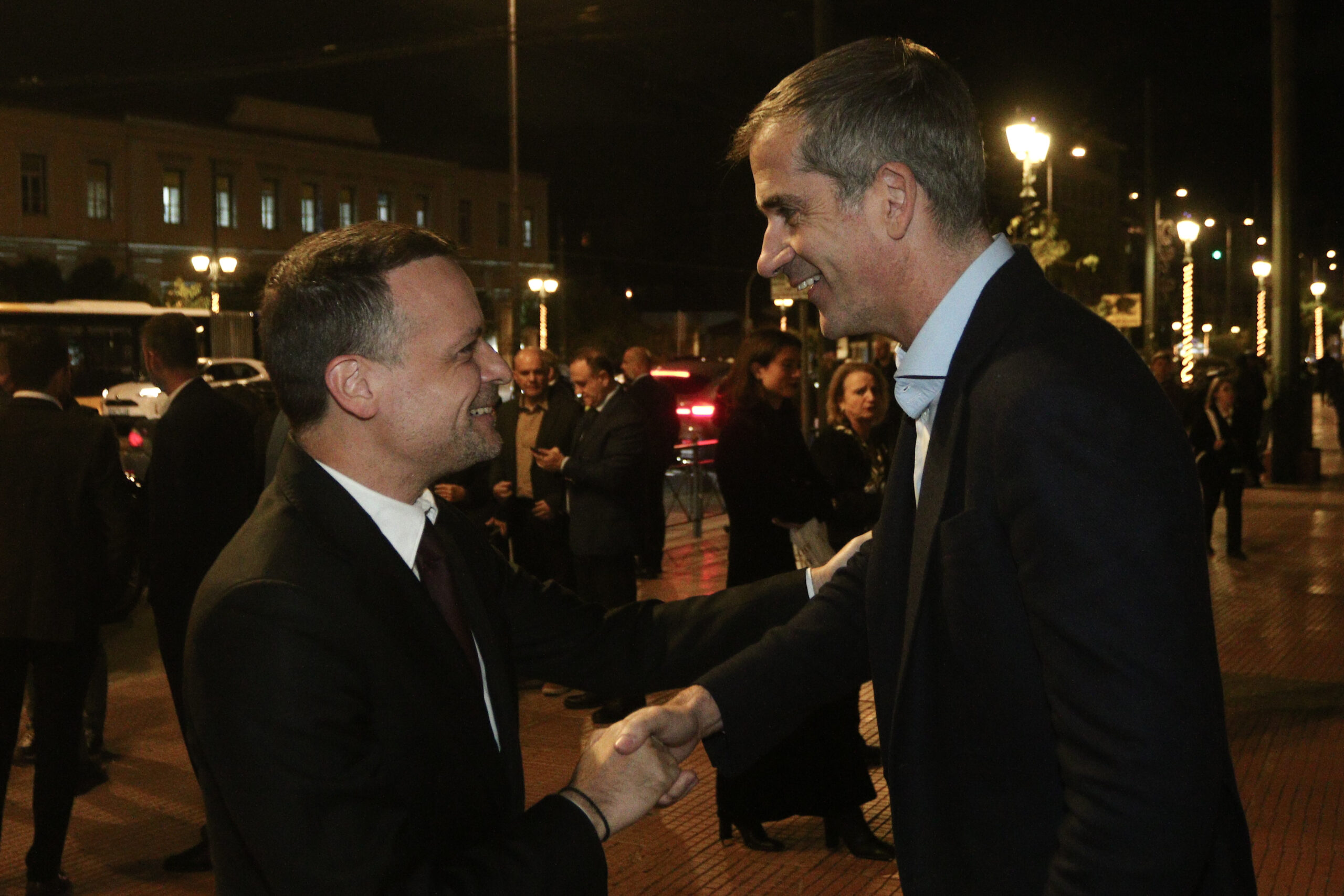 Κόντρα Μπακογιάννη – Δημοτικής Αρχής για τους κάδους σκύλων στην Αθήνα