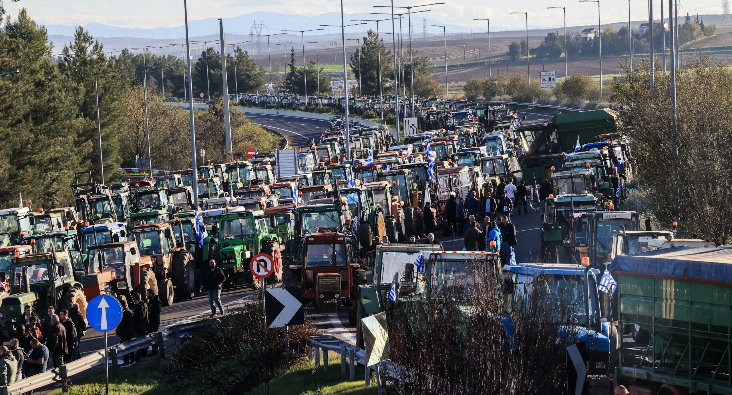 Οι αγρότες χώρισαν τη χώρα με τα μπλόκα τους: Δεν προτίθενται να κάνουν πίσω – Ενισχυμένες πληρωμές τους υπόσχεται η κυβέρνηση