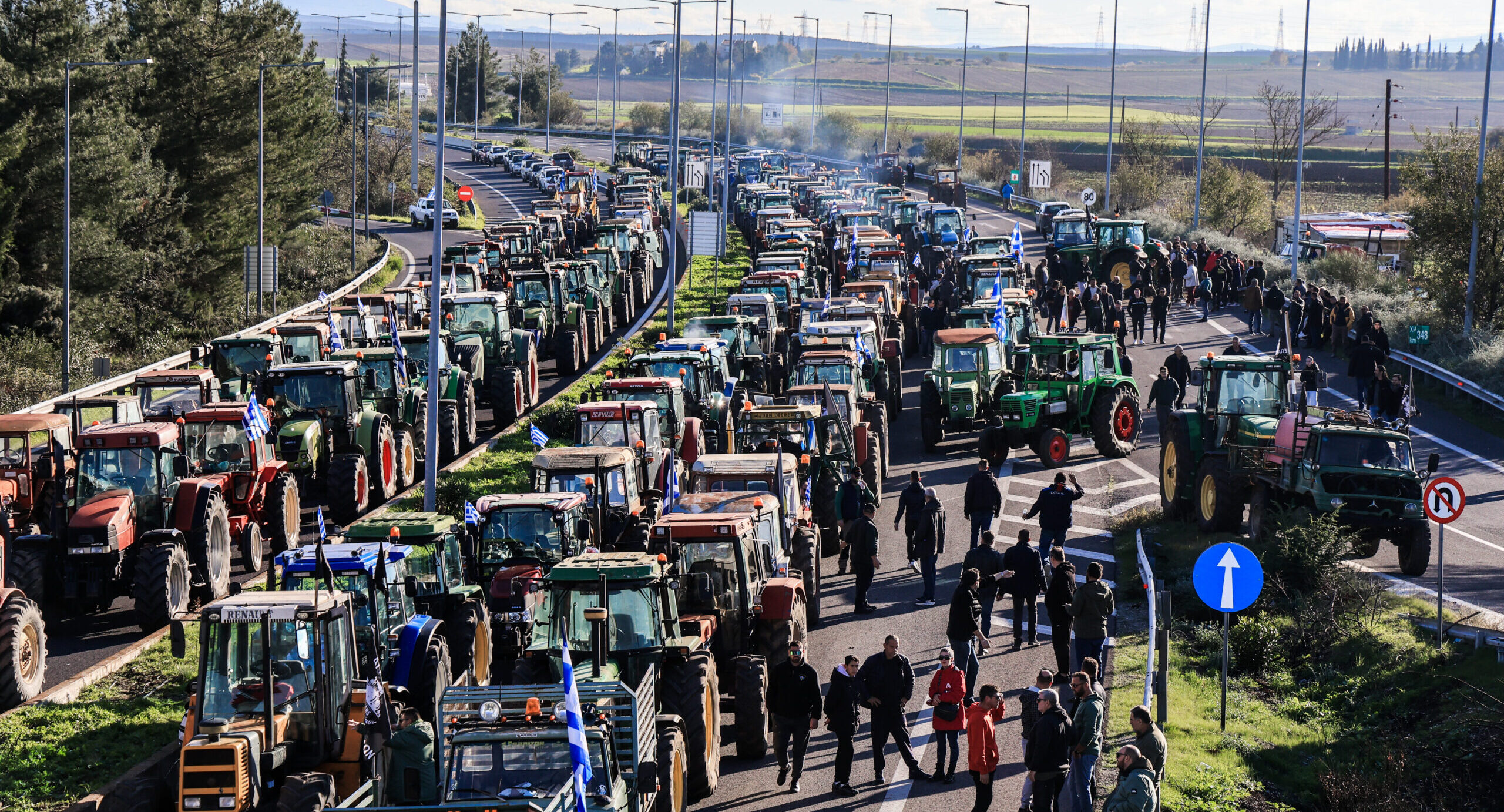 Οι οργισμένοι αγρότες στα μπλόκα και το Μέγαρο Μαξίμου τους κουνάει το δάκτυλο